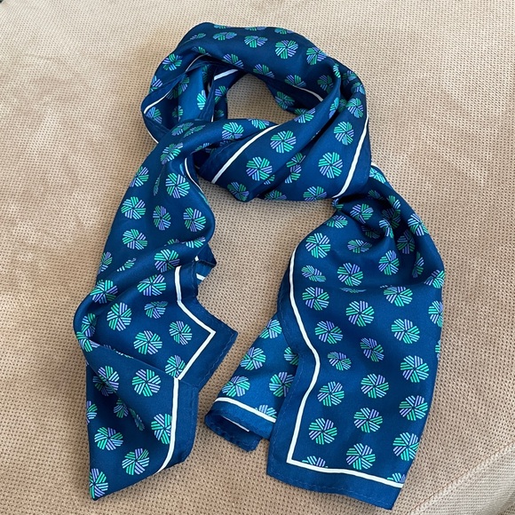 100% Silk Blue Pinwheel Geometric Shapes scarf - Picture 6 of 6